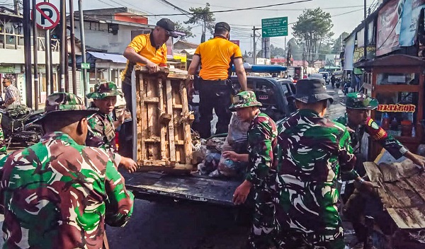 Sejumlah petugas gabungan mengangkut sampah dan puing hasil bersih-bersih pasca banjir di Sungai Cijenggal, Kampung Barukai, Kecamatan Cisarua, Kabupaten Bandung Barat, Selasa (29/9/2026). Foto : Dokumentasi Polsek Cisarua

