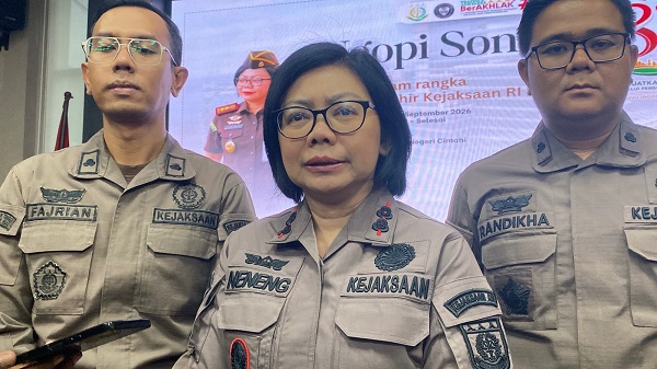 Kepala Kejari Cimahi Neneng Rahmadini beserta jajaran saat memberikan keterangan pers terkait kasus dugaan tindak pidana korupsi. Foto : Hendra Hidayat/ Radar Bandung/ Pojok Bandung
