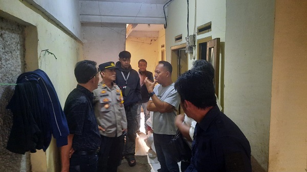 


Pihak kepolisian mendalami penyebab kematian dua warga di kamar kontrakan di Kampung Cijeruk, Desa Lembang, Kecamatan Lembang, Kabupaten Bandung Barat (KBB). Sebelumnya,  warga setempat digegerkan dengan penemuan tiga orang tak sadarkan diri pada Senin (28/9/2026) pagi. Foto : For Pojok Bandung


