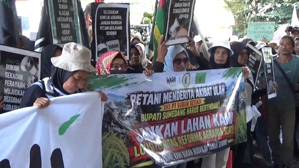 Ratusan petani, aliansi mahasiswa dan Walhi Jawa Barat mendatangi Pusat Pemerintahan Sumedang untuk menuntut kepastian hak atas tanah dan penyelesaian konflik agrarian, Selasa (29/9/2026). Foto : For Radar Sumedang/Pojok Bandung


