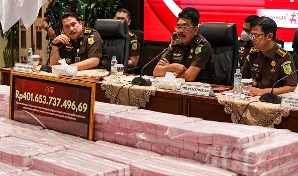 Direktur Penyidikan Jampidsus Kejagung Saiful Bahri Siregar (tengah) didampingi jajaran terkait memberikan keterangan terkait kasus dugaan korupsi tata kelola nikel saat konferensi pers di Gedung Bundar, Kejaksaan Agung, Jakarta, Senin (31/8/2026). Kejaksaan Agung menyita uang senilai Rp401.653.737.469,69 dari PT Ceria Nugraha Indotama (CNI) terkait kasus dugaan korupsi tata kelola nikel periode 2017-2020. FOTO: SALMAN TOYIBI/JAWA POS