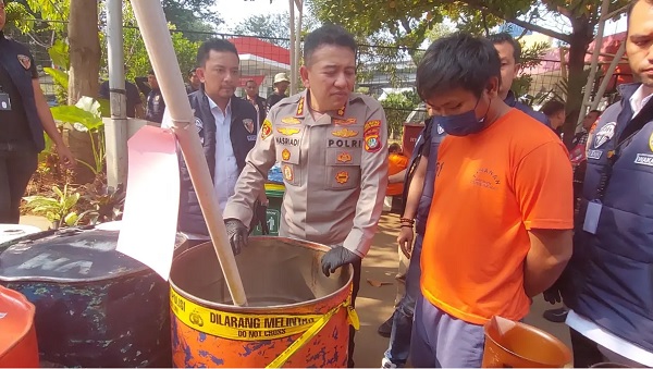 Kapolres Metro Jakarta Barat Kombes Nasriadi bersama otak peredaran oli bekas di Cengkareng Jakbar berinisial Y. Foto : Ryandi Zahdomo/JawaPos.com

