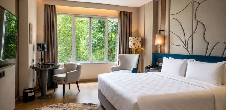 Kamar tipe Deluxe Premier Garden View  yang dimiliki Hotel Grand Mercure Bandung Setiabudi. 