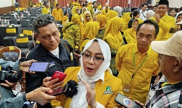 Bunda Bilqis saat diwawancarai seusai Musda. Foto : For Radar Sumedang/ Pojok Bandung


