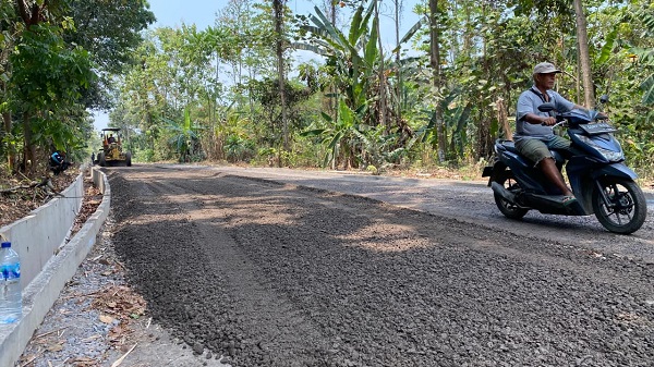 Jalan Burujul-Sanca Sumedang Diperbaiki, Gunakan Dua Lapis Hotmix