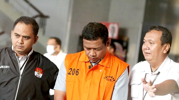 
Adik Letjen TNI Suharyanto yaitu Bima Setiawan berjalan mengenakan rompi tahanan seusai menjalani pemeriksaan di Gedung Merah Putih KPK, Jakarta, Rabu (14/10/2026). Foto : Dery Ridwansah/ JawaPos.com
