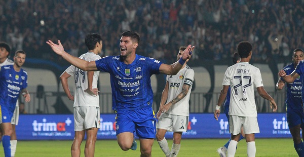 Madura United Lawab Persib Bandung, Rebutan Tempat di Papan Atas Super League