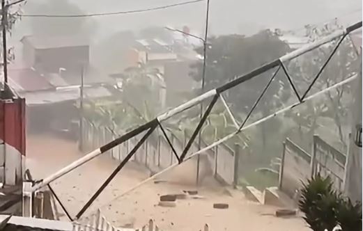 Kondisi arus air yang deras meluap dan menggenangi kawasan Komplek Pondok Mulya, Kelurahan Melatiwangi, Kecamatan Ujungberung, Kota Bandung, Senin (26/10/2026) siang. Foto : Tangkapan Layar

