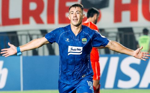 Penyerang Persib Bandung Mariano Peralta merayakan gol. Foto : Dok.Persib

