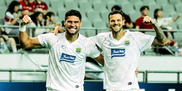 Julio Cesar dan Patricio Matricardi merayakan gol ke gawang FC Seoul pada ajang ACL di Seoul World Cup Stadium, Korea Selatan, Rabu (16/9/2026). Foto : Dokumentasi Instagram Persib
